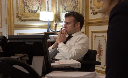 Emmanuel Macron a son bureau