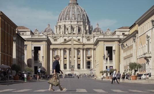 Philippe Gougler marchant dans les rues de Rome, non loin du Vatican