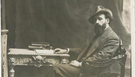 Photo d'Albert Londres posant de trois quart (il est assis)