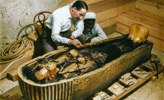Howard Carter à l'intérieur du tombeau de Toutânkhamon.