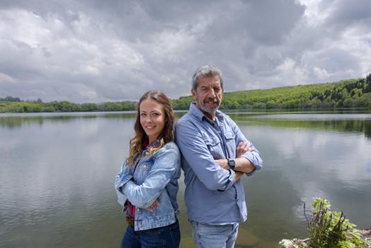 Dounia Coesen et Michel Cymes posant devant le lac 