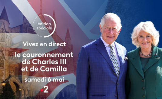 Photo de Charles III et de Camilla avec le titre du programme sur la gauche