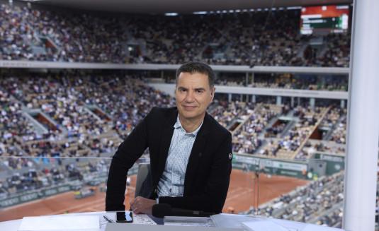 Laurent Luyat sur la terrasse de France Télévisons à Roland-Garros.