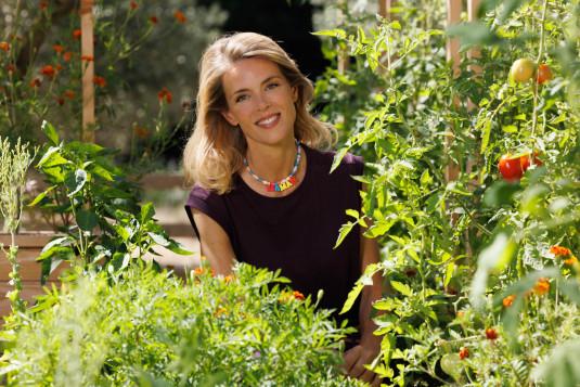 Portrait de Julie Andrieu au milieu de plants de tomates
