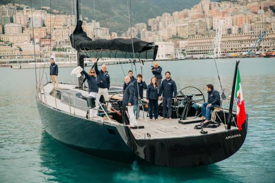 Le voilier l'Arianna et ses douze membres d'équipage le jour de son départ de Gênes