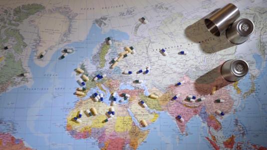 Carte partielle du monde sur laquelle ont été déposés des médicaments