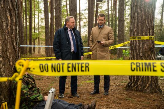 L'inspecteur Barnaby et le sergent Winter sur une scène de crime située au cœur de la forêt