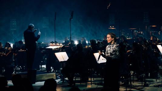 La chanteuse partage la scène avec l'Orchestre philharmonique de Radio France
