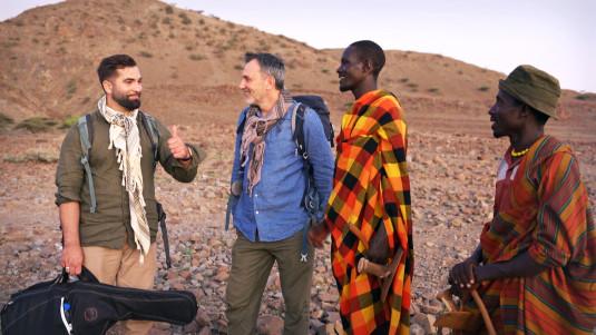 Photo de Kendji Girac avec Frédéric Lopez et des Turkana sur les plaines désertiques du nord-ouest du Kenya