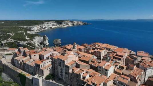 Photo d'une côté en Corse , des racines et des ailes.