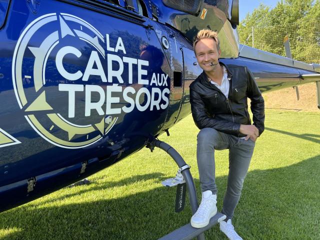 Cyril Féraud qui est posé sur un hélicoptère de La carte au trésor 
