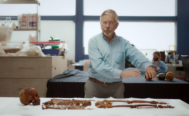John Verano, anthropologue devant un des cadavres d'enfants