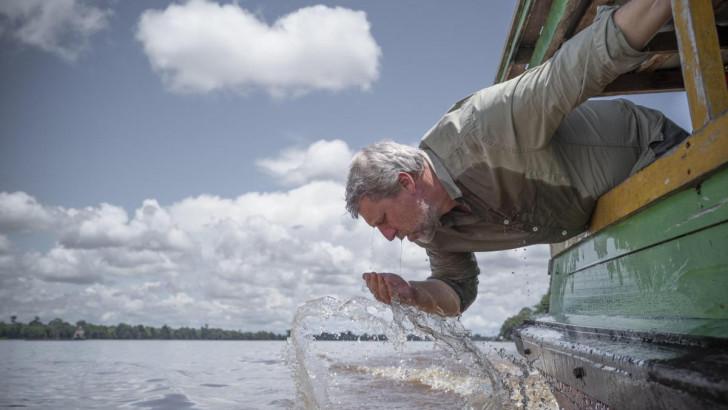 François Pécheux sur le fleuve Kapuas.