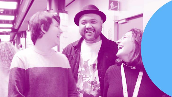 Hugo et Clara, Fans de Culture, entourent Raphäl Yem