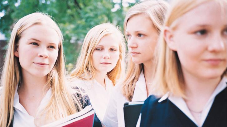 Leslie Hayman, Kirsten Dunst, A.J. Cook et Chelse Swain.