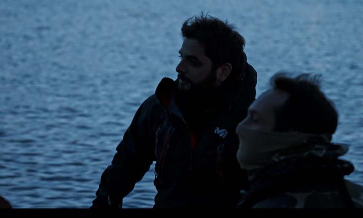 Diego Buñuel en compagnie de l'un des formateurs, sur un zodiac en pleine mer