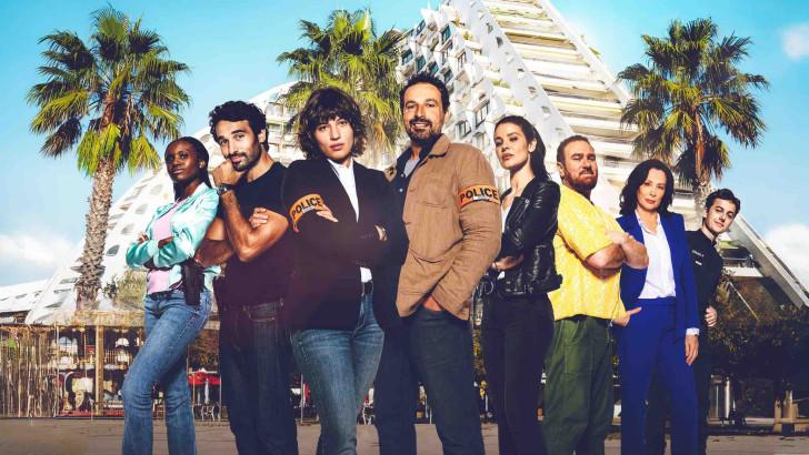 La distribution de La Thalasso c'est mortel de la série A priori repose sur un tandem efficace :

Florent Manaudou : Jim Alberti

Lucia Passaniti : Iris Villeneuve

Ils sont entourés de personnages clés qui enrichissent l’enquête :

Isabelle Candelier : Christine Janvert

Michaël Abiteboul : David Dextet

Kahina Carina : Nesrine Faki

Syrus Shahidi : Ryem Bouazi