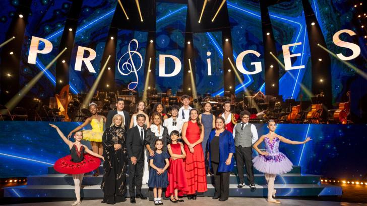 Les « Prodiges 2025 » avec le jury, la cheffe d'orchestre et Faustine Bollaert