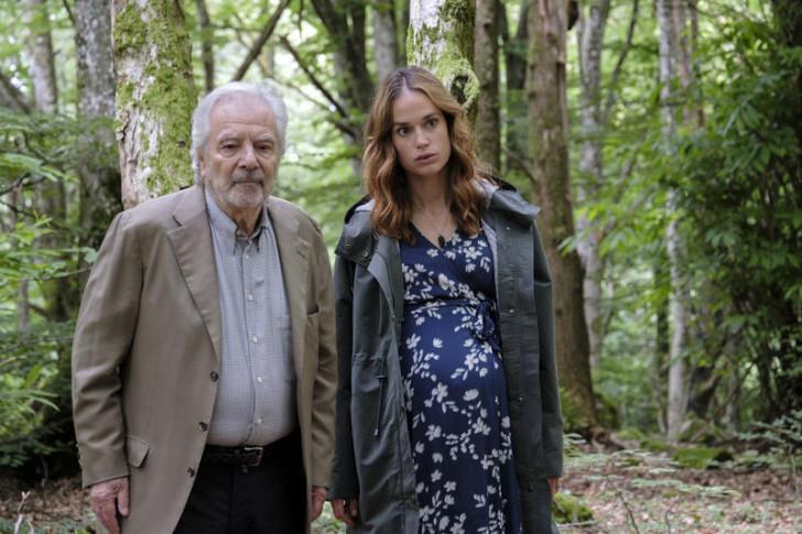 Pierre Arditi et Constance Gay, au cœur d'une forêt, dans « Maudits »