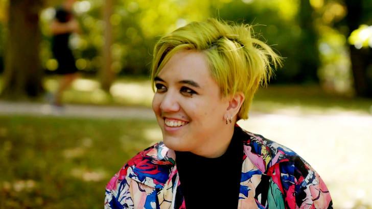 Une personne témoignant 