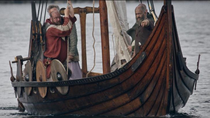  Des Vikings sur un bateau 