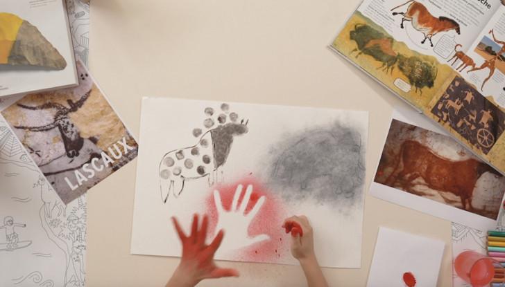 Photo d'une empreinte de main d'enfant entourée de dessins