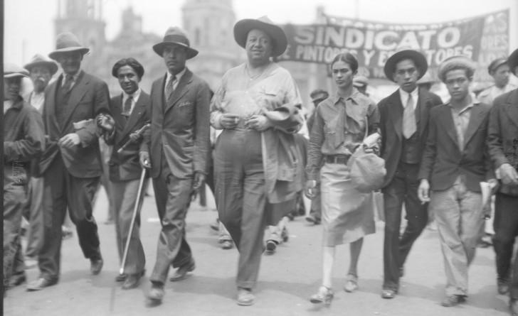 Diego Rivera et Frida Kahlo à la Marche du Travail, 01 mai 1929. 