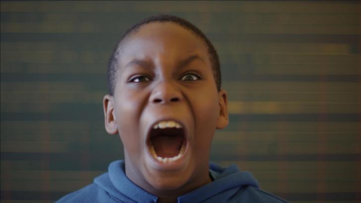 Visage d'un enfant en colère