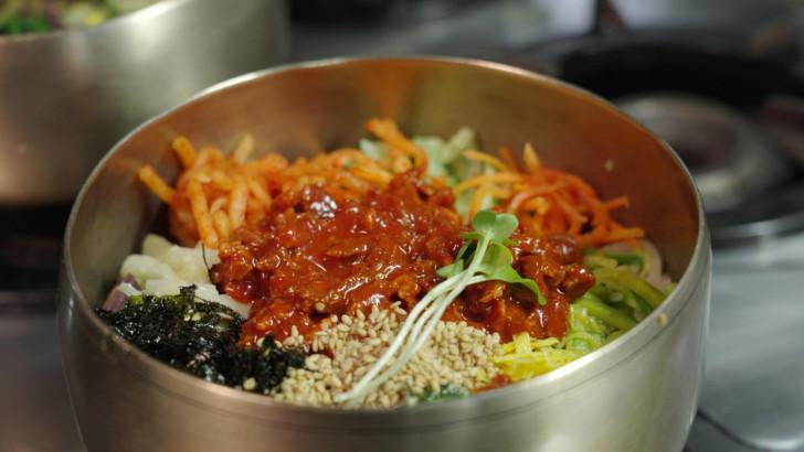Un plat traditionnel coréen le bimbimbap