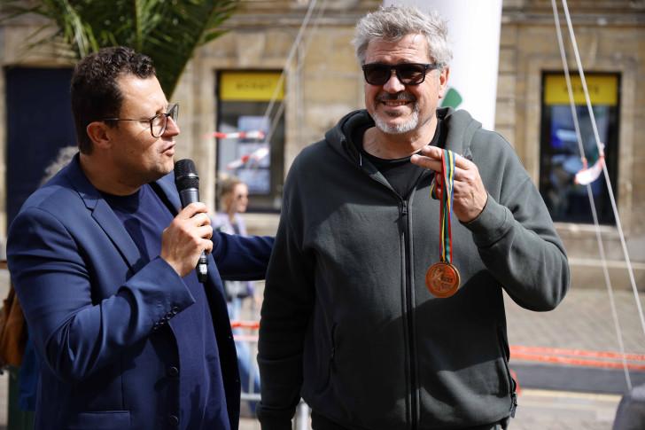 L’entraîneur de handball Pascal Mahé a prêté sa médaille olympique à Romain
