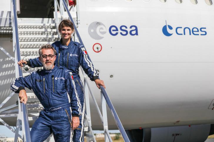 Jamy Gourmaud et Églantine Émeyé à bord de l'avion Zéro G