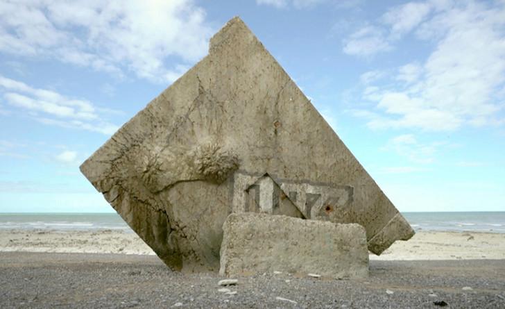 Un blockhaus qui s'est affaissé sur une plage 