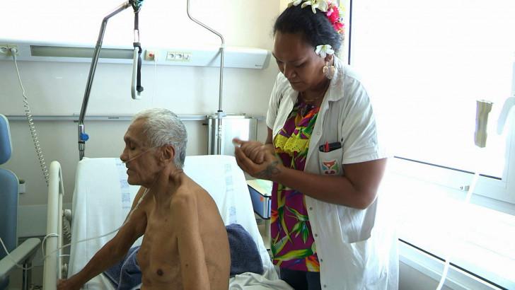 Jenny, magnétiseuse et masseuse chamanique, au CHU de Papeete