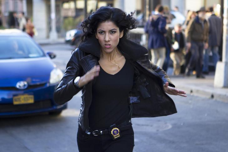 Stephanie Beatriz est Rosa Diaz.