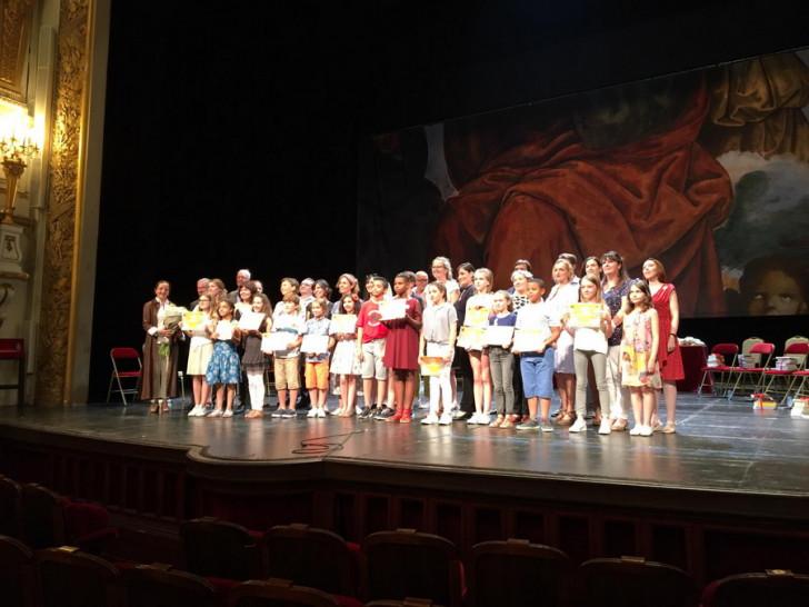 Les 14 petits champions à la Comédie-Française lors de la finale.